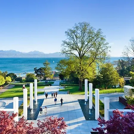 Pully Lakeside Street And Direct Bus To Train Station * Lausanne