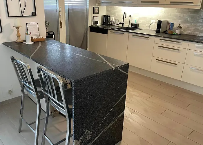 Pully Lakeside Street And Direct Bus To Train Station *